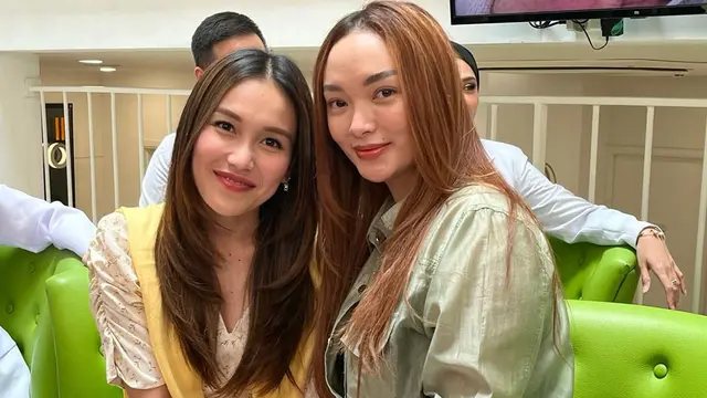 Ayu Ting Ting bersama Zaskia Gotik saat menjalani perawatan di klinik Dermapro
