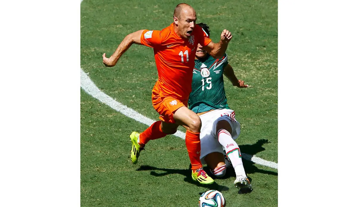 Hector Moreno saat mencoba menghentikan laju penyerang Belanda Arjen Robben dalam pertandingan 16 besar Piala Dunia 2014, Brasil, Minggu (29/6/14). (REUTERS/Mike Blake)