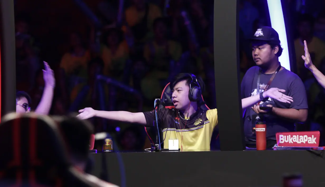Anggota tim e-Sports, ONIC, merayakan kemenangan atas Louvre pada babak final Turnamen Mobile Legends: Bang Bang Profesional League (MPL) Indonesia Season 3 di Britama Arena, Jakarta, Jumat (3/5). ONIC menang 2-0 atas Louvre. (Bola.com/Yoppy Renato)