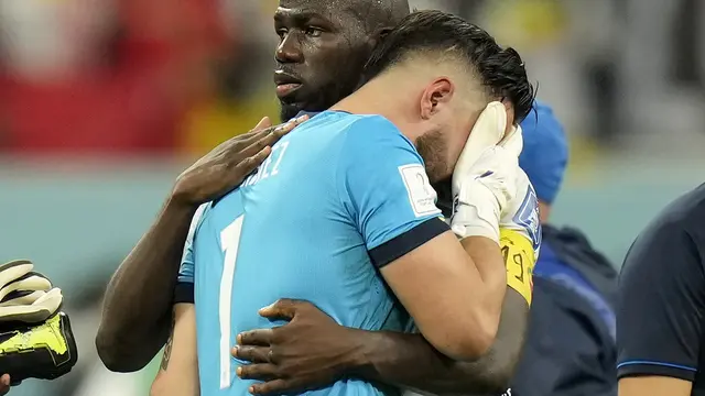 Bek Timnas Senegal, Kalidou Koulibaly memeluk kiper Timnas Ekuador, Hernan Galindez di Piala Dunia 2022.