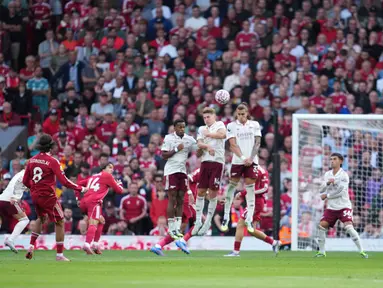Pemain Liverpool, Dominik Szoboszlai, mencetak gol melalui tendangan bebas ke gawang Arsenal pada laga pekan ketiga Premier League 2025/2026 di Stadion Anfield, Minggu (31/8/2025). (AP Photo/Jon Super)