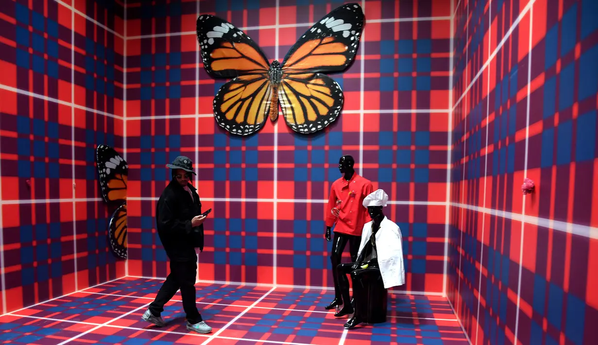 Pengunjung melihat karya seni berjudul 'Kehidupan baru' buatan seniman Inggris Anthea Hamilton saat pratinjau pers menjelang pembukaan pameran International Venice Biennale di Venesia, Italia, Rabu (8/5/2019). Pameran dikuratori Ralph Rugoff dan diorganisir La Biennale di Venezia. (TIZIANA FABI/AFP)