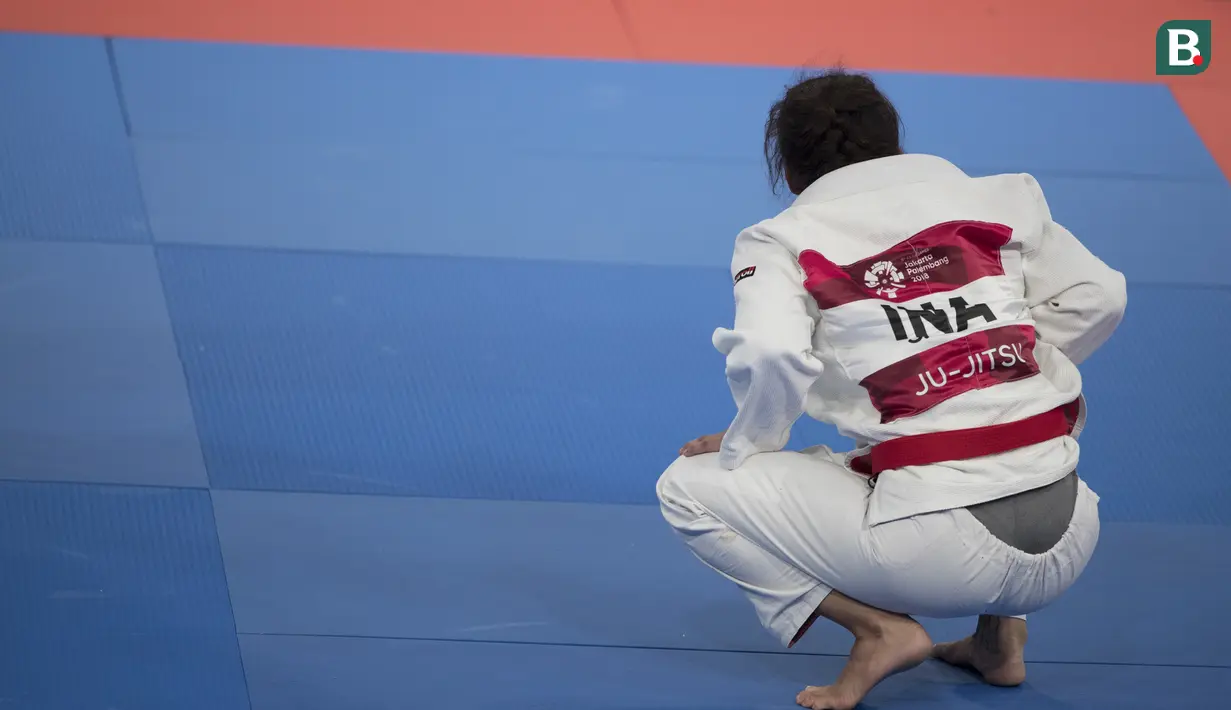 Atlet ju-jitsu Indonesia, Simone Julia, usai melawan atlet Mongolia, Udval Tsogkhuu, pada perebutan perunggu Asian Games XVIII di JCC Senayan, Jakarta, Sabtu (25/8/2018). Kalah, dirinya gagal mendapatkan medali. (Bola.com/Vitalis Yogi Trisna)