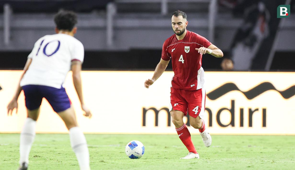 <p>Pemain Timnas Indonesia, Jordi Amat menggiring bola dibayangi pemain Chinese Taipei dalam laga FIFA Matchday di Stadion Gelora Bung Tomo (GBT), Surabaya, Jumat (05/08/2025). (Bola.com/Abdul Aziz)</p>