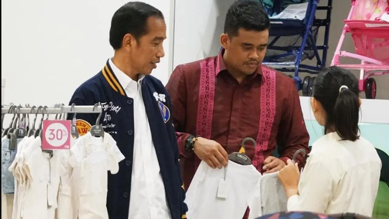 Malam Minggu, Jokowi Habiskan Waktu Pilih-Pilih Baju Anak Bersama Menantu