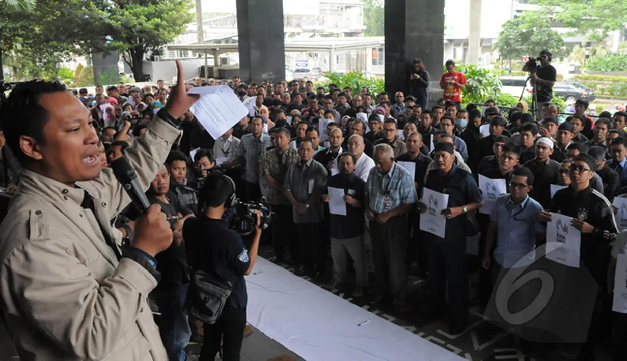 Pegawai KPK berorasi saat aksi unjuk rasa di halaman gedung KPK, Jakarta, Selasa (3/3). Aksi seluruh pegawai KPK tersebut menolak putusan Plt Pimpinan KPK yang melimpahkan kasus Komjen Pol Budi Gunawan ke Kejaksaan Agung. (Liputan6.com/Herman Zakharia)