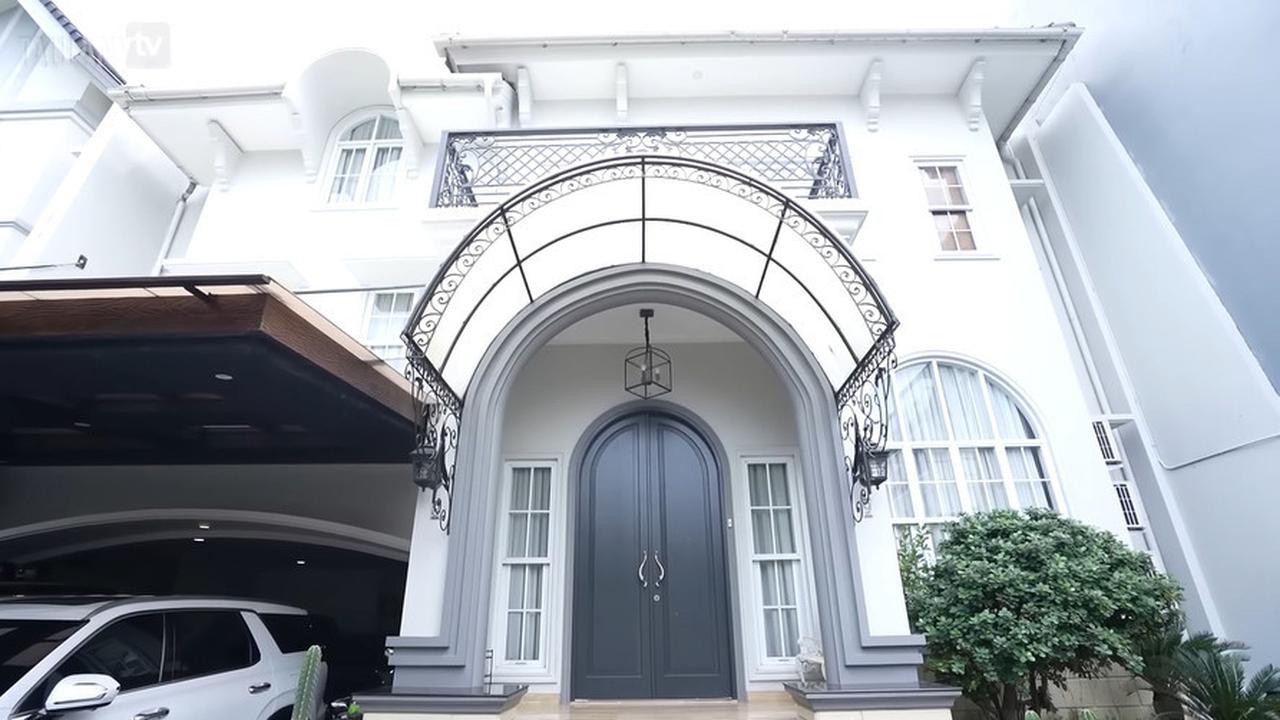 Dulu Guru Honorer Kini Komika Top Tanah Air, Ini 12 Potret Rumah Baru Kiky Saputri & Suami yang Megah Bak Istana