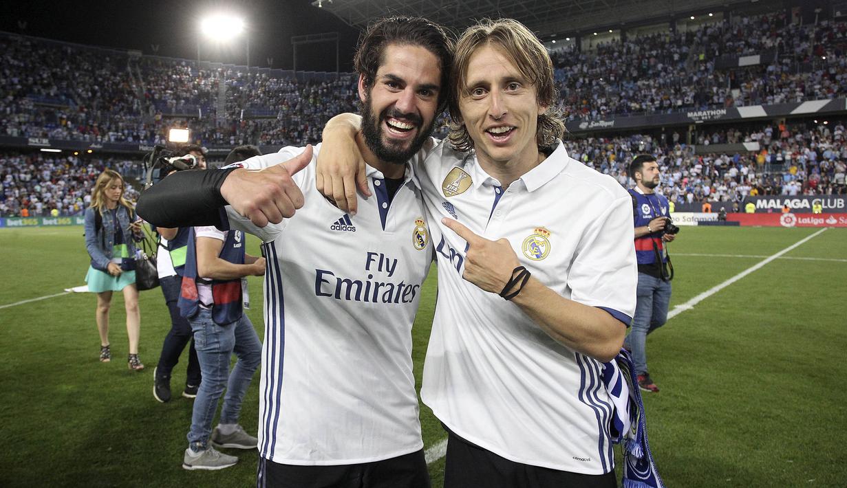 Pemain Real Madrid, Isco dan Luka Modric, saat merayakan gelar juara La Liga Spanyol usai menaklukkan Malaga di Stadion La Rosaleda, Malaga, Minggu (21/5/2017). Malaga kalah 0-2 dari Madrid. (EPA/Daniel Perez)