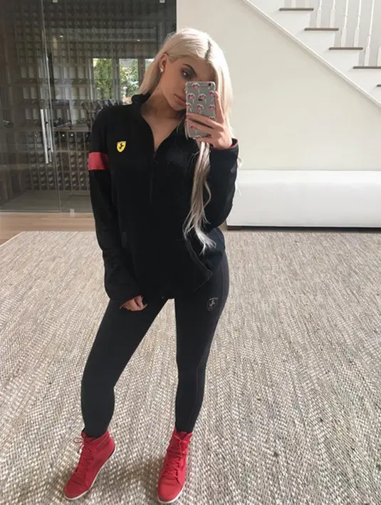Dengan tampilan sporty, Kylie mengenakan jaket hitam dengan lambang Ferrari di dada sebelah kanannya. Rambut panjang blondenya menjuntai dan membuat Kylie tampak manis dengan gaya mirror selfienya. (Instagram/kyliejenner)