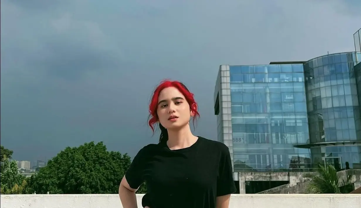 Rambut Tissa Biani hanya diwarnai pada bagian depan, sedangkan di belakangnya masih berwarna hitam. Terlebih Tissa Biani menggunakan warna merah terang yang membuat kontras penampilannya makin terlihat jika mengenakan pakaian warna hitam. (Liputan6/com/IG/tissabiani).