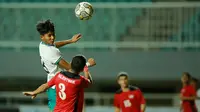 Pemain Timnas Indonesia U-17, Arkhan Kaka (atas) berduel udara dengan pemain Palestina, Mohamad Nouri pada laga Grup B Kualifikasi Piala Asia U-17 2023 antara Timnas Indonesia menghadapi Palestina di Stadion Pakansari, Bogor, Jumat (7/10/2022). (Bola.com/M Iqbal Ichsan)