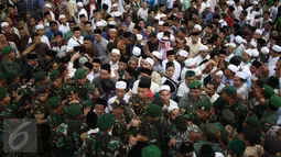 Sejumlah tentara mejaga dan mengawal jenazah tokoh PBNU KH Hasyim Muzadi yang dibawa ke pemakaman di Pondok Pesantren Al Hikam, Beji, Depok, Kamis (16/3). (Liputan6.com/Immanuel Antonius)