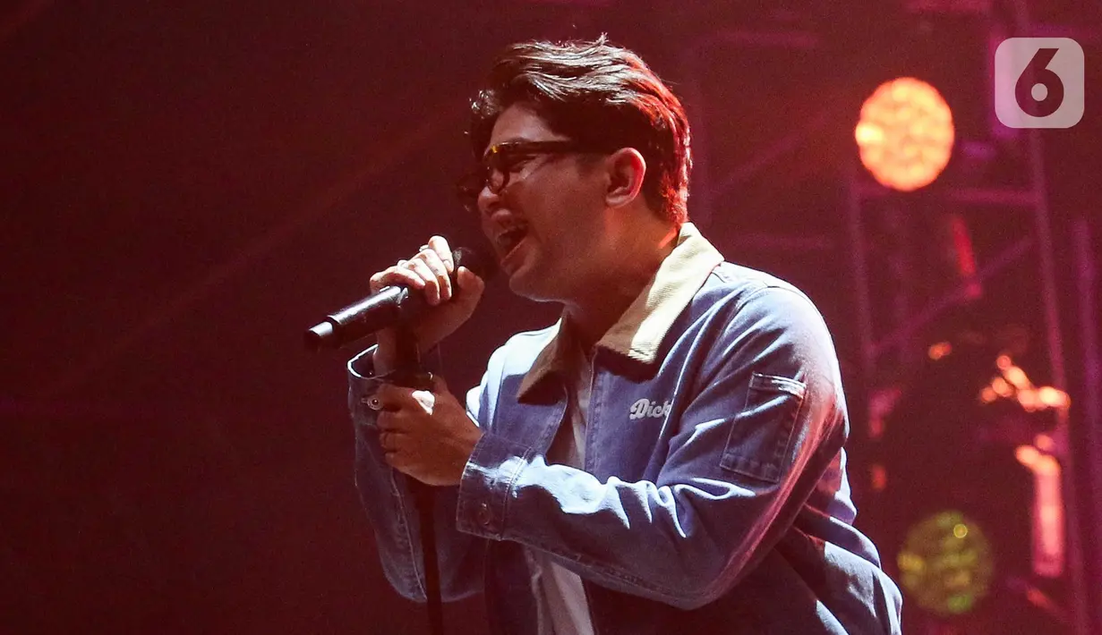 Juicy Luicy merupakan salah satu penampil di hari pertama gelaran Soundfest 2025, yang diselenggarakan di Gambir Expo, Kemayoran, Jakarta, Jumat (23/5/2025). (Liputan6.com/Herman Zakharia)