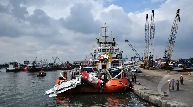Bangkai  badan pesawat Airasia QZ8501 yang berhasil dievakuasi, Pelabuhan Tanjung Priok, Jakarta, Senin (2/3/2015). (Liputan6.com/Faizal Fanani)