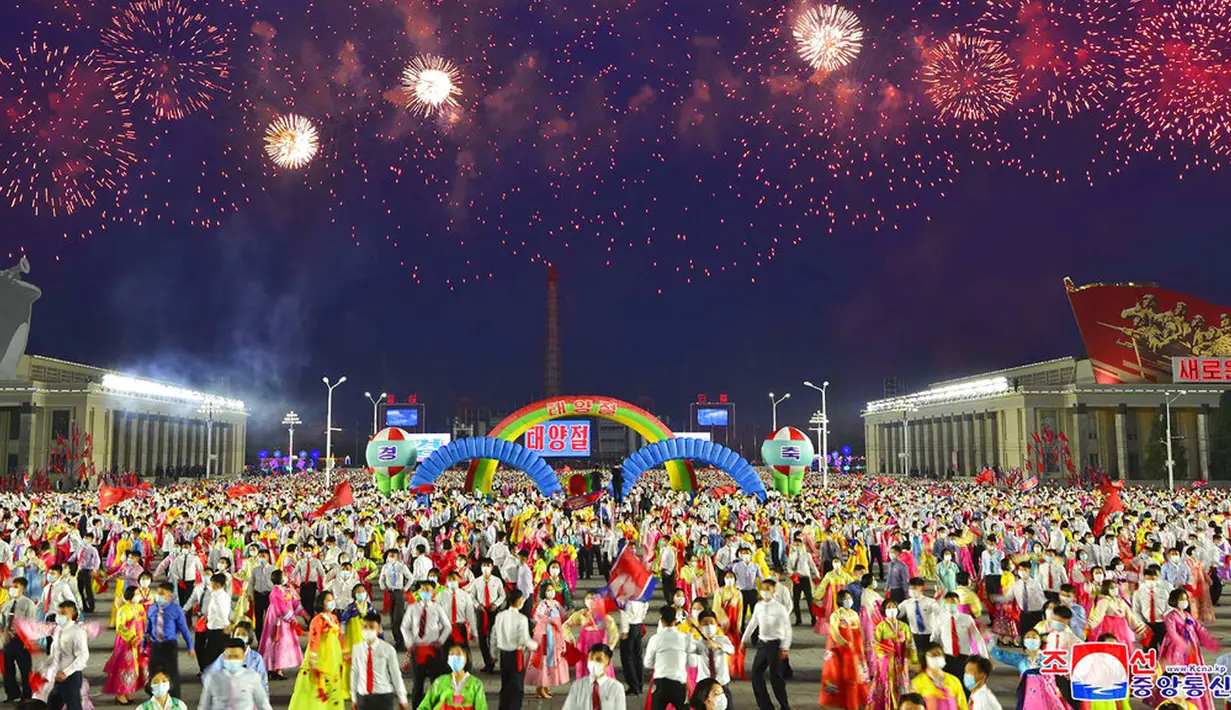 Para pemuda dan pelajar berkumpul untuk merayakan ulang tahun ke-110 mendiang pendiri Korea Utara Kim Il-sung di Pyongyang, Korea Utara, 15 April 2022. (Korean Central News Agency/Korea News Service via AP)