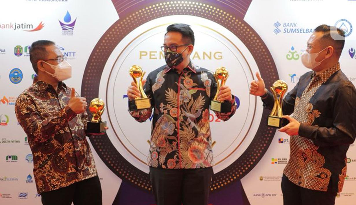 (ki-ka) Direktur Operasional PT Jakarta Industrial Estate Pulogadung
Beta S Winarto, Direktur Utama Landi R Mangaweang dan Direktur Keuangan Arief Adhi Sanjaya berbincang usai menerima 3 penghargaan TOP BUMD Award 2021 di Jakarta, (10/09/2021). (Liputan6.com/HO/Iqbal)