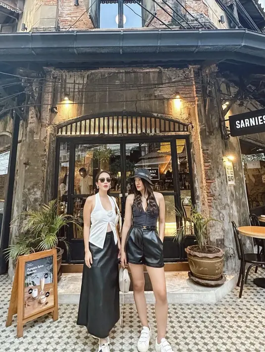 Bersama sang sahabat, keduanya tampil kompak dengan nuansa monokrom.  [Foto: Instagram/ Anissa Aziza]