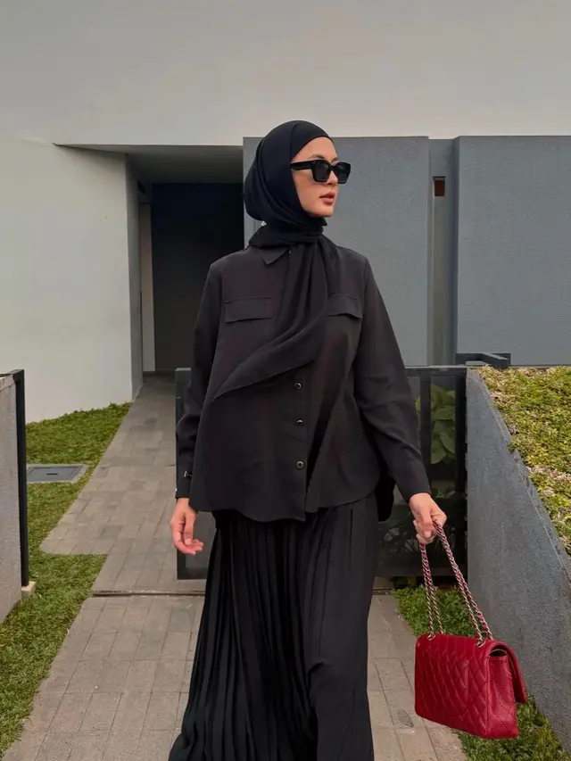 Gaya Paula Verhoeven Dari Kerja ke Liburan dengan Kacamata Hitam (Instagram/@paula_verhoeven)