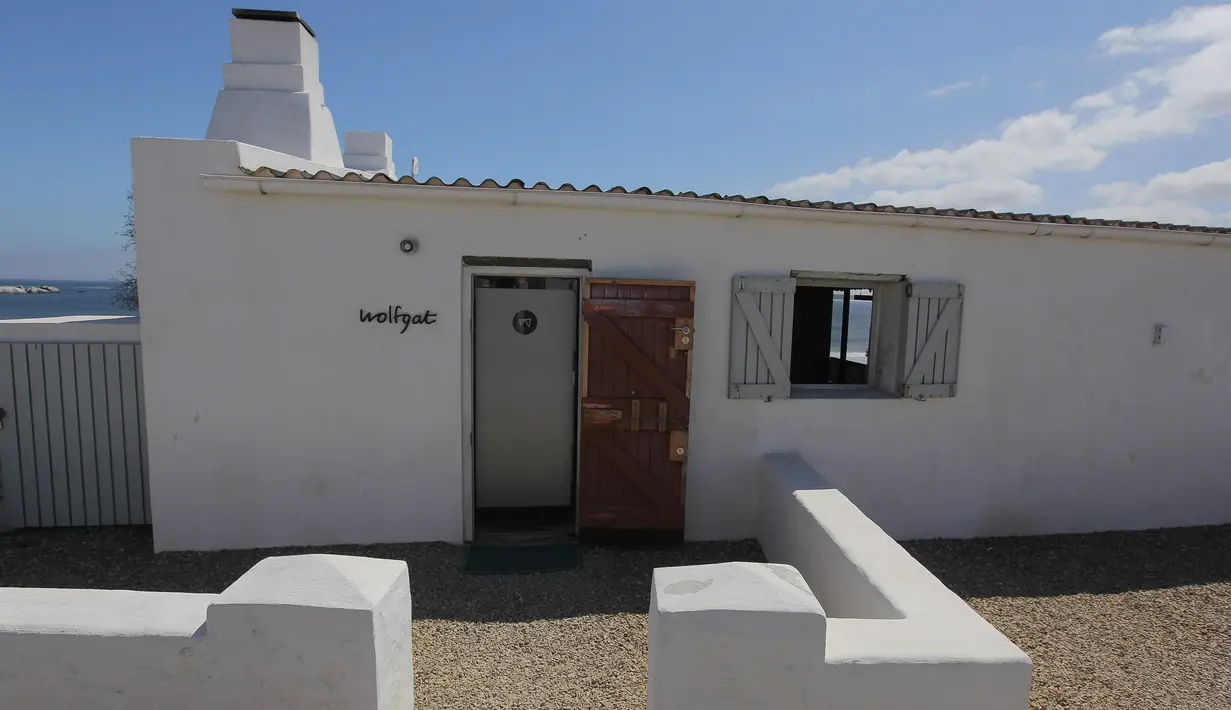 Gambar pada 24 Februari 2019 memperlihatkan pintu masuk restoran Wolfgat di Paternoster, Afrika Selatan. Restoran ini bertempat di sebuah pondok berusia lebih dari seabad yang terletak tepat di pantai di atas gua Wolfgat. (Halden Krog/AFP)