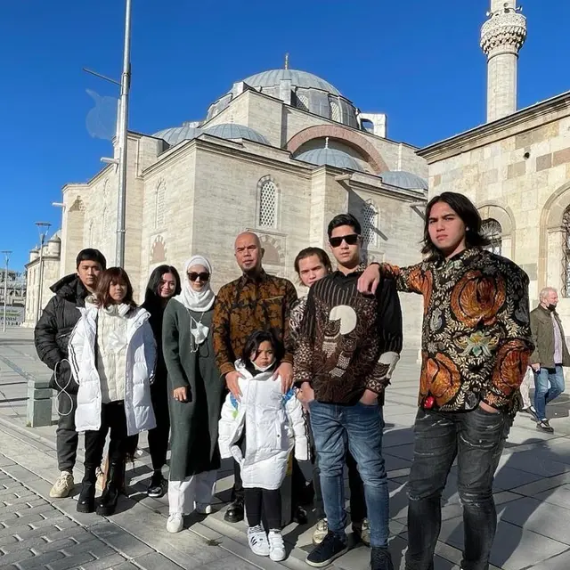 [Fimela] 6 Potret Kebersamaan Ahmad Dhani dan Mulan Jameela dengan Buah Hatinya