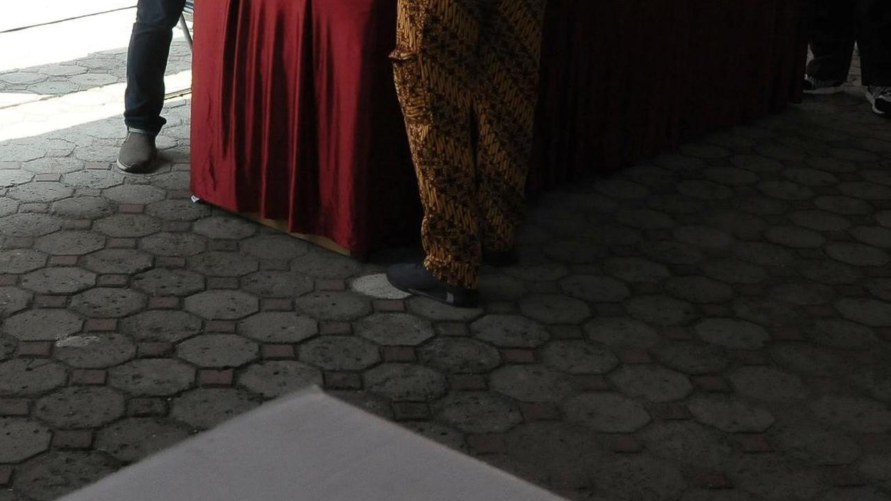 Di area TPS juga disediakan kursi untuk antrean para calon pemilih.<br>