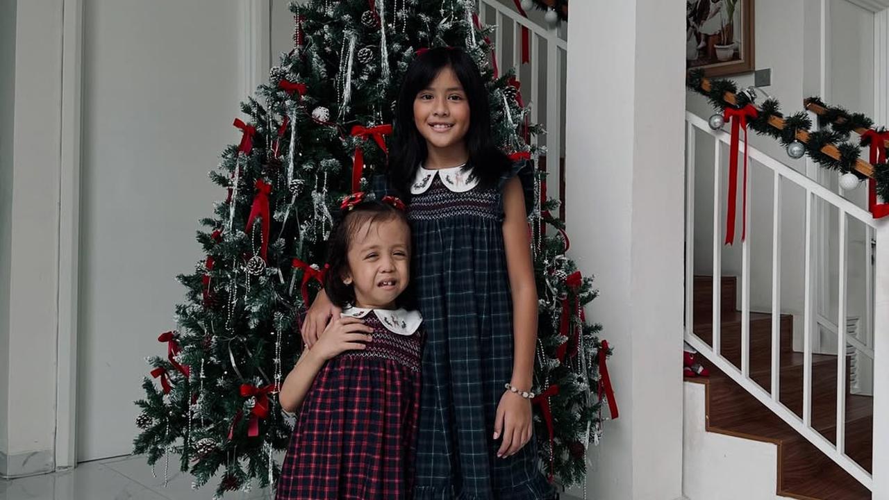 Jadi Single Parent, 7 Potret Joanna Alexandra Sambut Natal Bersama Empat Anak - Tampil Kompak dengan Tartan Outfit