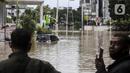 Sebuah mobil terendam banjir di kawasan Kemang, Jakarta, Sabtu (20/2/2021). Curah hujan yang tinggi menyebabkan kawasan tersebut terendam banjir setinggi orang dewasa. (Liputan6.com/Johan Tallo)