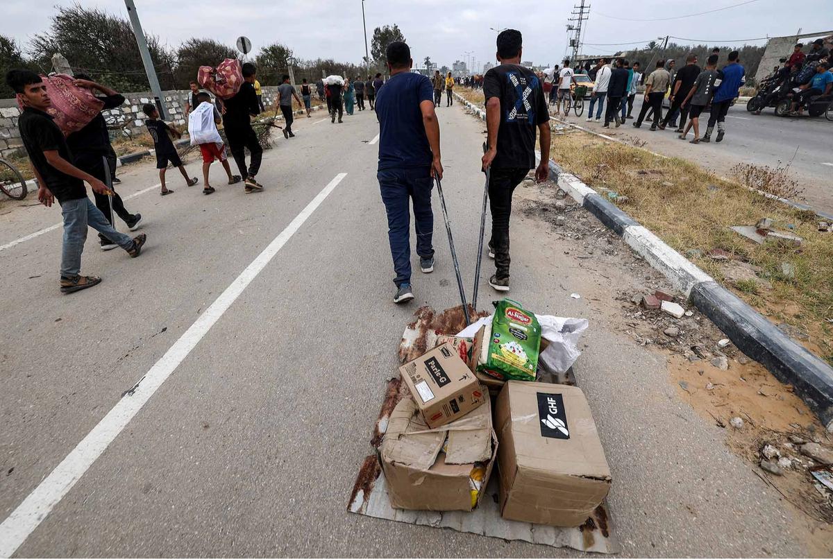 FOTO: Ribuan Warga Gaza Mengambil Paket Bantuan Bahan Makanan