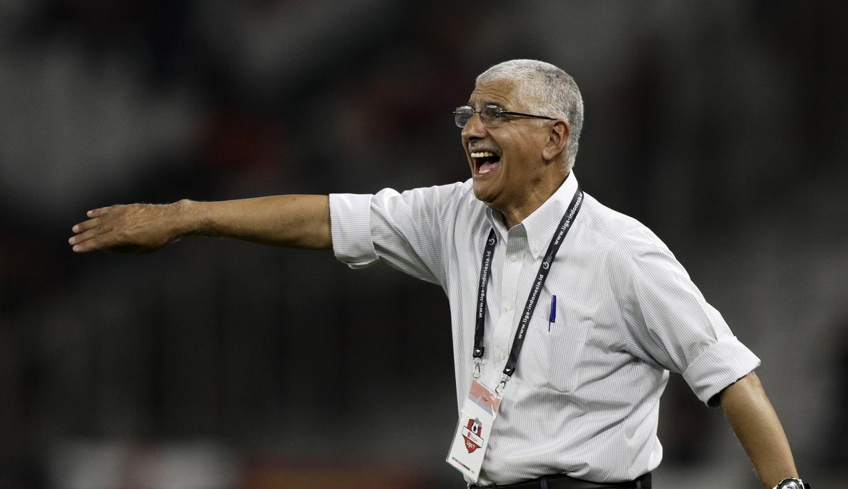 Pelatih Persija Jakarta, Edson Tavares, memberikan arahan kepada pemainnya saat melawan Madura United pada laga Shopee Liga 1 di SUGBK, Jakarta, Jumat (13/12). Persija menang 4-0 atas Madura. (Bola.com/Yoppy Renato)