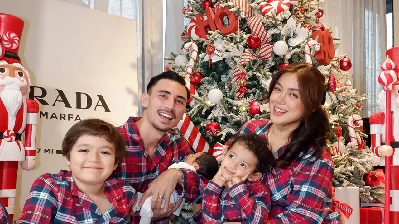 Potret Jessica Iskandar dan Keluarga Kompak Pakai Piyama di Pemotretan Natal, Perdana Bareng Anak Ketiga