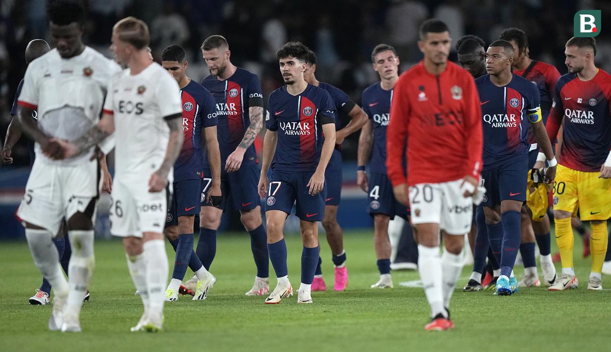 Pemain PSG tertunduk lesu saat berjalan meninggalkan lapangan setelah kalah dari Nice pada laga lanjutan Ligue 1 2023/2024 di Parc des Princes, Paris, Prancis, Sabtu (16/09/2023). (AP Photo/Michel Euler)