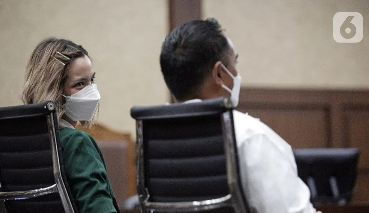 Terdakwa kasus narkoba Nia Ramadhani (kiri) dan Ardi Bakrie menjalani sidang putusan di PN Jakarta, Selasa (11/1/2022). Nia Ramadhani, Ardi Bakrie, dan Zen Vivanto divonis satu tahun penjara dalam kasus penyalahgunaan narkoba jenis sabu. (Liputan6.com/Faizal Fanani)