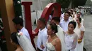 Sejumlah pasangan tiba mengikuti pernikahan massal sebagai bagian dari perayaan Hari Valentine di Manila, Filipina (14/2). Sekitar 200 pasangan dilaporkan ikut serta dalam acara tersebut. (AFP Photo/Ted Aljibe)