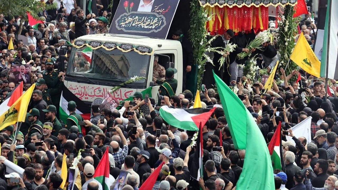 Ribuan warga memadati prosesi pemakaman&nbsp;pemimpin Hamas, Ismail Haniyeh di Teheran, Irak, pasa Kamis (1/8/2024).&nbsp;Iran menggelar prosesi pemakaman dengan seruan balas dendam setelah kepala politik Hamas Ismail Haniyeh terbunuh di Teheran dalam ser