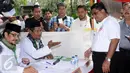 Plt Gubernur DKI Jakarta, Soni Sumarsono melihat pelaksanaan simulasi pemungutan dan penghitungan suara Pilkada DKI Jakarta di Taman Menteng, Sabtu (28/1). Simulasi ini dilaksanakan oleh KPUD Jakarta Pusat. (Liputan6.com/Helmi Fithriansyah)
