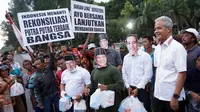 Gubernur Jawa Tengah Ganjar Pranowo ikut bagikan takjil bersama pasangan capres 'Jokowi-Amin' dan 'Prabowo-Sandi' di Plaza Manahan Solo.(Liputan6.com/Fajar Abrori)