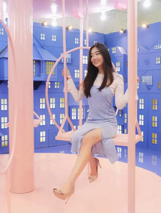 Peraih Top 12 Miss Grand Jawa Timur ini juga sempat tak percaya diri dan minder saat  pertama kali mengunggah video di YouTube. Namun berkat dukungan orang-orang di masa kuliahnya, Cynthian mantap melanjutkan kecintaannya.
(Liputan6.com/IG/@cynthiansunartio)