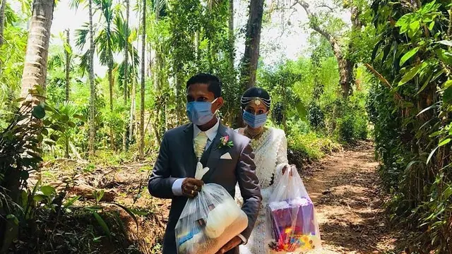 Tak Bisa Gelar Resepsi, Pengantin Berbagi Makanan Catering ke Orang Tak Mampu