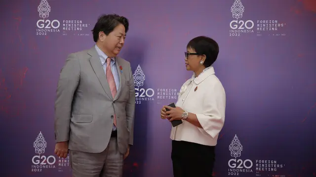 Menlu Retno Marsudi dan Menlu Jepang Yoshimasa Hayashi di acara Foreign Ministers' Meeting di G20 Bali. (Dok: Kemlu RI)