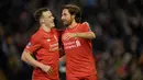 Pemain Liverpool, Joe Allen (kanan) merayakan golnya bersama Brad Smith  pada laga piala FA putaran ketiga di Stadion, Anfield, Liverpool, Kamis (21/01/20160 dini hari WIB. (AFP /Paul Ellis)