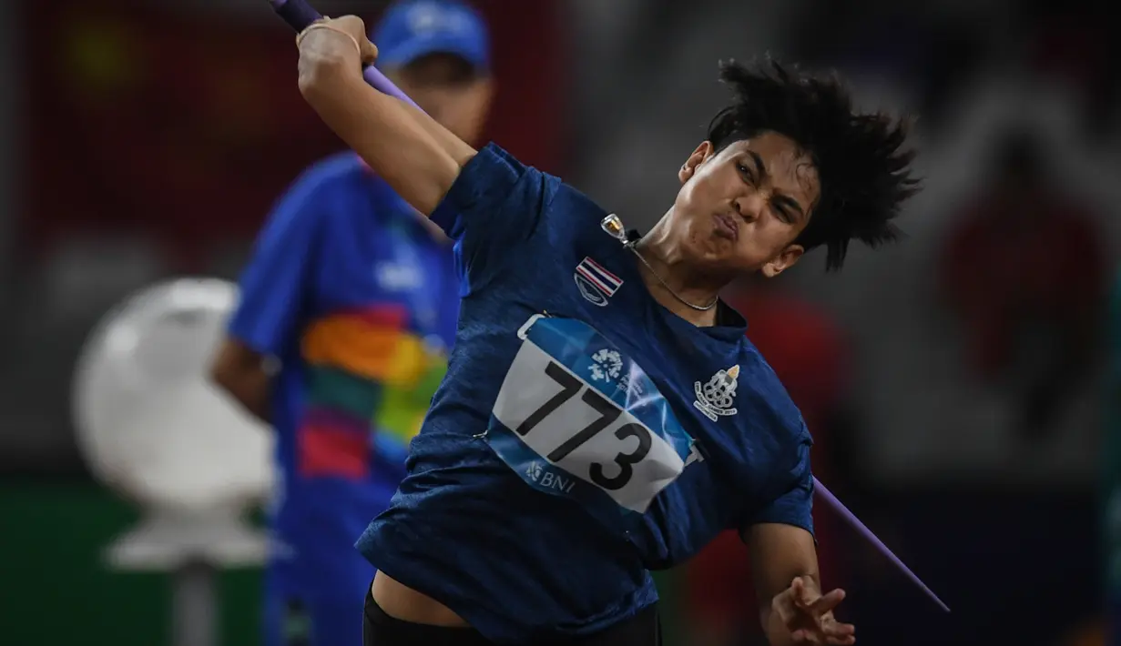 Atlet Thailand, Jariya Wichaidit tampil pada Final Lempar Lembing Putri Asian Games 2018 di Stadion Utama Gelora Bung Karno, Jakarta, Selasa (28/8). (ANTARA FOTO/INASGOC/Afriadi Hikmal/mes/18)