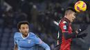 Bek Genoa Johan Vasquez menyundul bola melewati penyerang Lazio Felipe Anderson pada giornata ke-18 Liga Italia di Stadion Olimpico, Sabtu (18/12/2021) dini hari WIB. Lazio menang 3-1 atas tamunya Genoa. (AP Photo/Gregorio Borgia)
