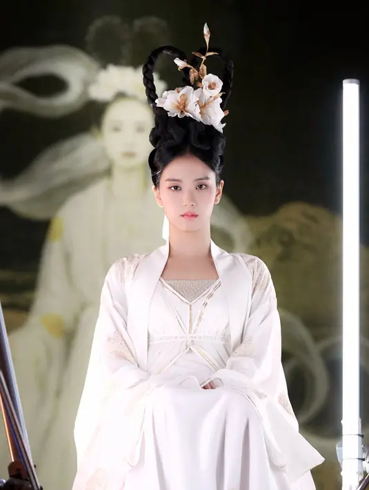 Berperan sebagai peri, Jisoo tampil memesona dibalut gaun dan jubah panjang berwarna putih. [Dok/YG Entertainment]