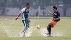 Pemain PS TNi, Wawan Febriyanto (kiri) berebut bola dengan pemain Villa 2000 pada laga uji coba di Lapangan Mako Kostrad, Cilodong, Depok, Rabu (13/4/2016). (Bola.com/Nicklas Hanoatubun)