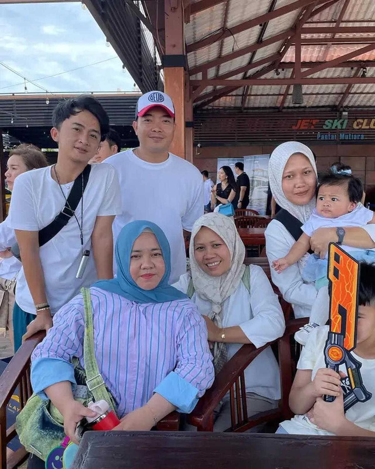 8 Potret Kompak Tiga Pengasuh Anak Raffi Ahmad di Berbagai Momen, Tampil Stylish Khas Keluarga Sultan Andara
