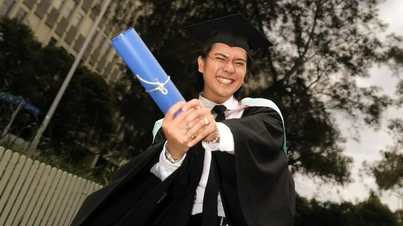 Iqbaal Ramadhan pamer kelulusan dari universitas terbaik di Australia, pamer wajah bahagia dengan toga