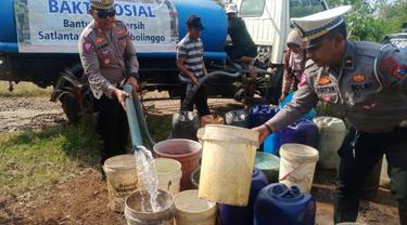 Kepolisian Resor Probolinggo Distribusikan Air Bersih untuk warga terdampak kekeringan di Desa Palangbesi (Istimewa)