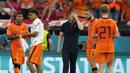Pelatih Timnas Belanda, Frank de Boer memegang kepalanya setelah babak 16 besar Euro 2020 antara Belanda dan Republik Ceko di Puskas Arena, Minggu (27/6/2021). Belanda yang bermain dengan 10 pemain setelah turun minum secara mengejutkan disingkirkan Ceko usai kalah 0-2. (AP Photo/Darko Bandic, Pool)