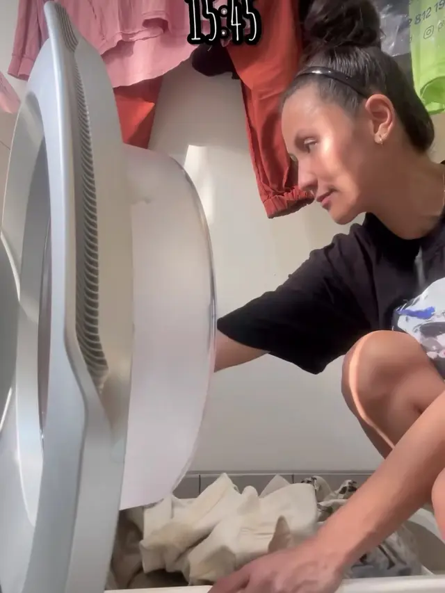 Potret Sharena Delon Bersih-bersih Rumah Tanpa ART