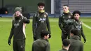 Pemain Manchester City, Erling Haaland, Nico O'Reilly, Phil Foden, dan Rico Lewis melakukan latihan resmi menjelang laga playoff Liga Champions 2024/2025 melawan Real Madrid di Etihad Stadium, Manchester, Inggris, Selasa (11/02/2025) dini hari WIB. (AP Photo/PA/Martin Rickett)